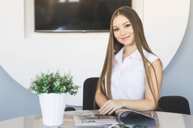 Mutlu başarılı ofis çalışanı oturan