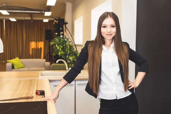 Lächeln junges Mädchen wäscht Fenster in roten Gummihandschuhen