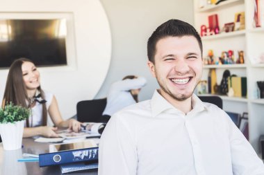 Mutlu gülen ofis çalışanı