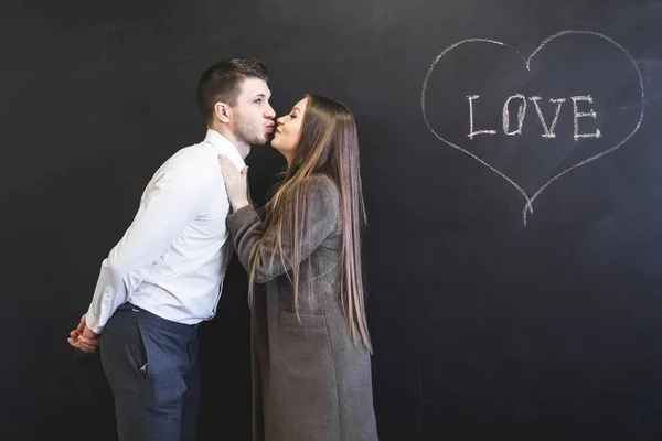 Счастливая пара влюблённых целуется — стоковое фото
