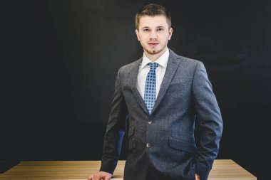 İzole takım elbiseli resmi adam