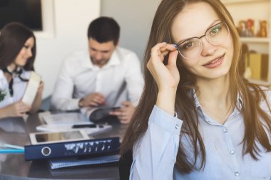 Güzel ofis işçi erkek tutar