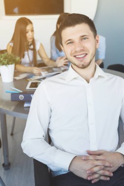 Ofiste oturan zevk adam bu