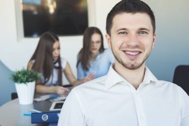 Gülümseyen öğrenci yakın portre