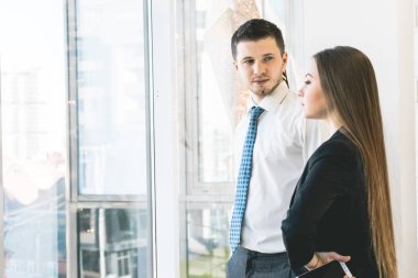 Takım elbiseli iki iş adamları