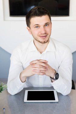 Office çalışan erkek tablet ile