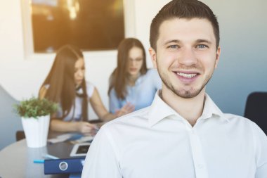 Ofis çalışanı gülümseyen yakın çekim