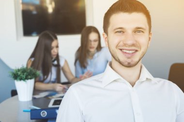 Gülümseyen öğrenci yakın portre