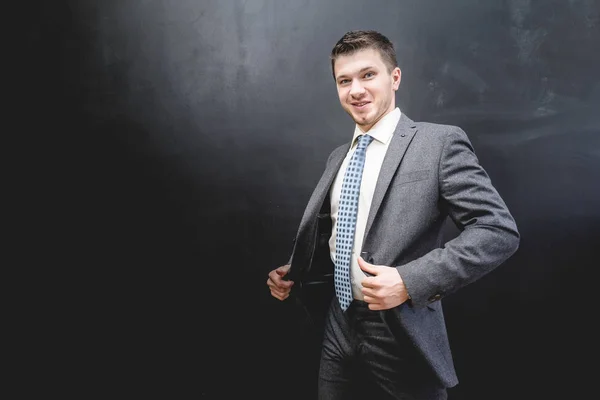 Uomo d'affari felice di successo in abito — Foto Stock