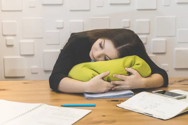 Oficina cansada mujer durmiendo en — Foto de Stock