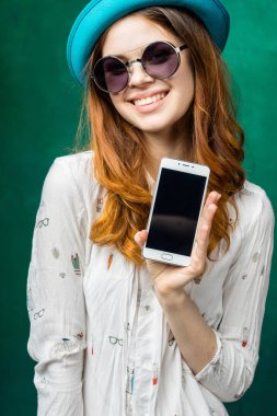 Çekici flört kadın smartphone gösterir