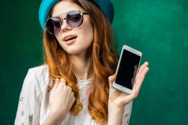 Smartphone gülümseyen kadın gösterir