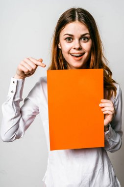 Komik öğretmen ya da işaret eden öğrenci