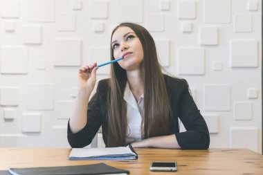 Ofiste düşünceli bir hayalci. Öğrenci