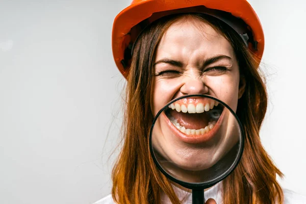 Mulher engraçada com lupa sorrindo, dental — Fotografia de Stock