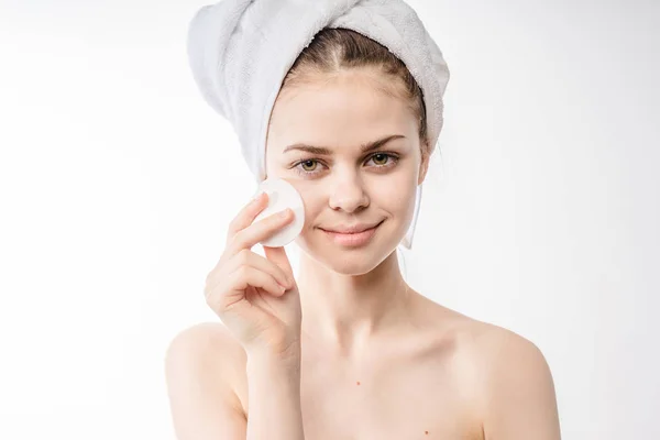 Mulher bonita limpando seu rosto — Fotografia de Stock