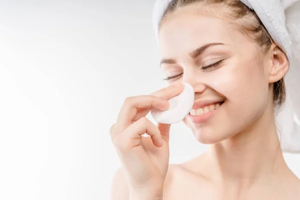 Beautiful woman cleaning her face — Stock Photo, Image