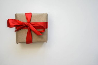 Üzerinde kırmızı ip ile hediye