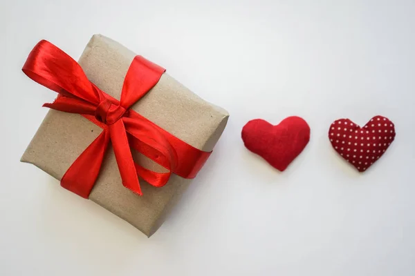 Dos corazones y regalo para —  Fotos de Stock