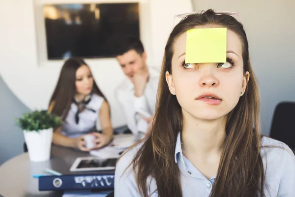 Mulher confusa no escritório mordida — Fotografia de Stock