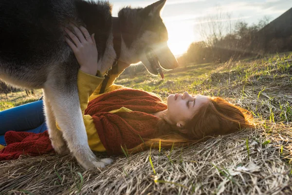 Mooie vrouw en een hond. — Stockfoto