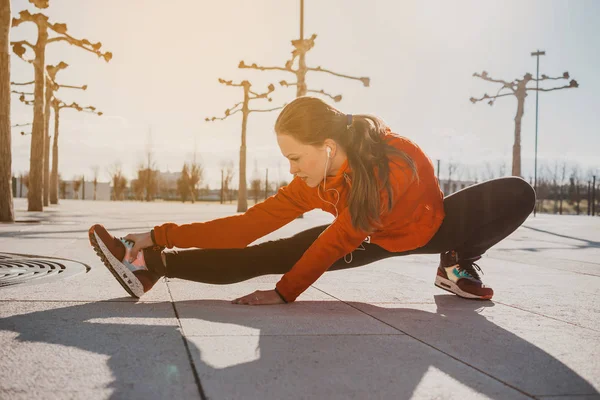 Employé de bureau faisant un yoga — Photo