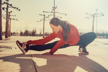 Bir yoga yaparken ofis çalışanı