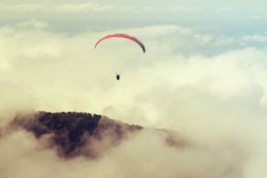 İki kişi üzerinde uçuyor
