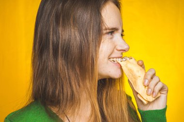 Mutlu heyecanlı kız fast food yiyor