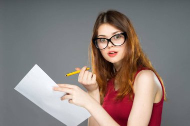 Akıllı kendinden emin ve açık fikirli genç