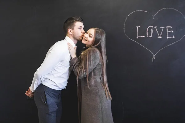 Счастливая пара влюблённых целуется — стоковое фото