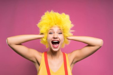 kafasını tutarak ve pembe bir arka plan üzerinde çığlık kadın