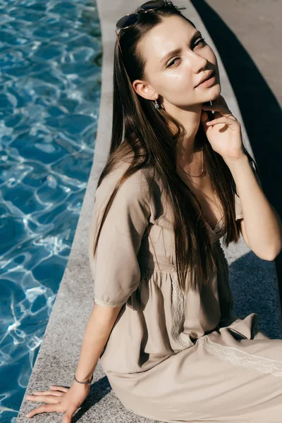 çekici kız oturuyor ve düşünme