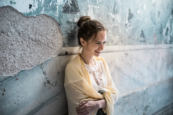 La jeune fille de bonne humeur prie dans le temple — Photo