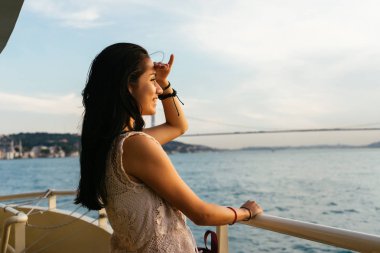 Bir kadın denizde gün batımını izlemek