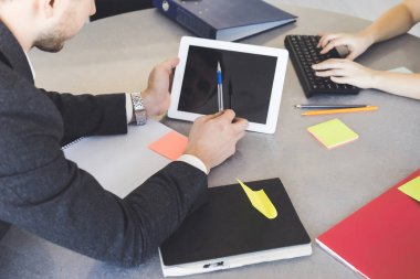 toplantıda sağlam adam