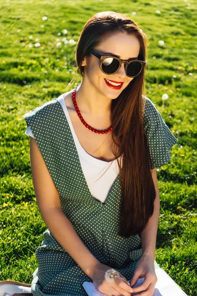 Kız okuma kitabı yaz gün batımı ışık, siyah gözlük, güneş gözlüğü Park'ta