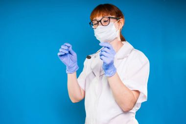 Bir kadın dişçi odaklanmıştır