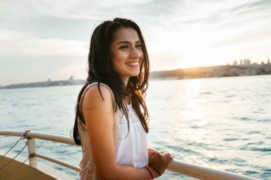 Denize karşı güzel bir latin kız portresi