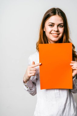 Kız turuncu bir klasör tutuyor