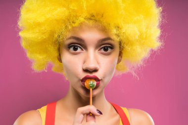 Lolipop yiyen kız palyaço