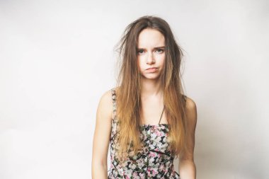 Üzgün kızgın genç kadın