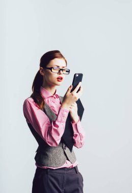 İş kadını telefonda konuşuyor.