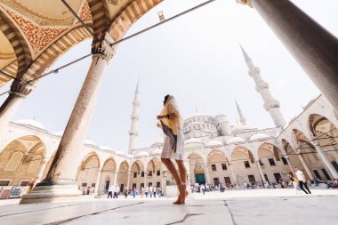 Genç bir Müslüman kız Istanbul yürür