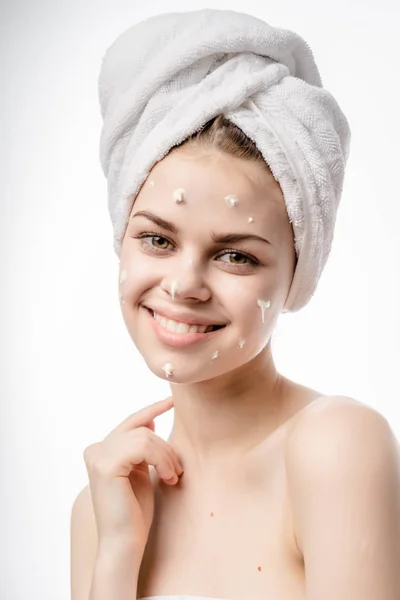 Portret dziewczynki uśmiechający się po kąpieli — Zdjęcie stockowe