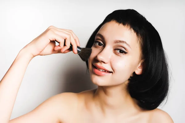 Κορίτσι εφαρμογή μακιγιάζ — Φωτογραφία Αρχείου
