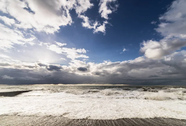 Orilla del océano, olas en un día soleado —  Fotos de Stock