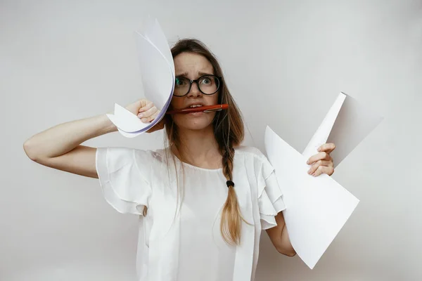 Müdes Mädchen im Geschäft — Stockfoto