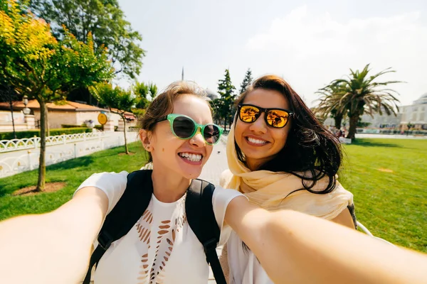 İki arkadaş selfie bir yolculuğa mı