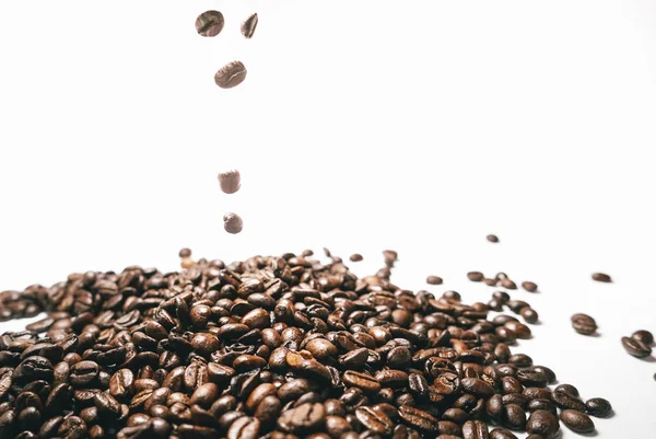 Kahve taneleri masaya döktü